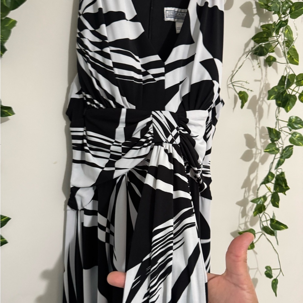 Black and White Sleeveless Dress - Picture 6 of 7